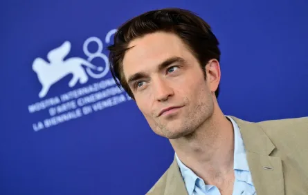 روبرت باتينسون Robert Pattinson في مهرجان فينيسيا السينمائي 2026. مصدر الصورة: Stefano RELLANDINI / AFP