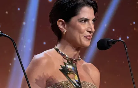 كارمن بصيبص تحمل جائزتها في حفل الموريكس دور 2026. مصدر الصورة من صفحة الموركس دور الرسمية على إنستغرام