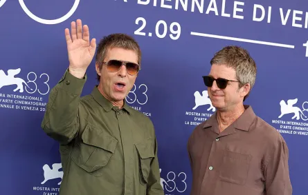 ليام غالاغر (Liam Gallagher) ونويل غالاغر (Noel Gallagher) في جلسة تصوير فيلم "Oasis: Don't Look Back in Anger" بمهرجان البندقية السينمائي عام 2026. مصدر الصورة: Elisabetta A. Villa / Getty Images