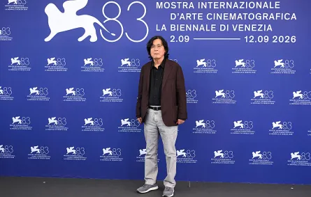 لي تشانغ دونغ (Lee Chang-dong) في جلسة تصوير فيلم "Ga-neung-han Sa-rang (Possible Love)" بمهرجان البندقية السينمائي عام 2026. مصدر الصورة: Kate Green / Getty Images