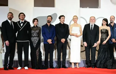 بن أفليك مع شقيقه كيسي أفليك ضمن فريق عمل فيلم Company بمهرجان فينيسيا السينمائي 2026. مصدر الصورة: Stefano Rellandini / AFP