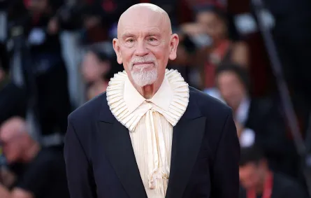 جون مالكوفيتش (John Malkovich) في عرض فيلم "Wild Horse Nine" بمهرجان فينيسيا السينمائي عام 2026. مصدر الصورة: Vittorio Zunino Celotto / Getty Images