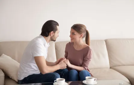 زوجة تستمع لزوجها وهو يمسك يدها