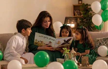 يمكن أن تقرأي على أطفالك بعض القصص عن التعاون بمناسبة  هذا اليوم " صورة تعبيرية أنشئت بالذكاء الاصطناعي"