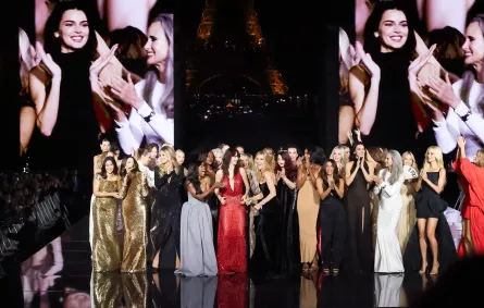 النجمات خلال عرض Le Défilé L'Oréal Paris "Express Your Worth"، ضمن فعاليات أسبوع الموضة في باريس مصدر الصورة: Stephane Cardinale - Corbis/Corbis via Getty Images)
