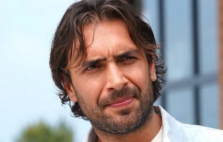 الممثل التركي أولاش تونا أستيبه (Ulaş Tuna Astepe) - الصورة من حساب الشركة المنتجة لمسلسل هذا البحر سوف يفيض على منصة X