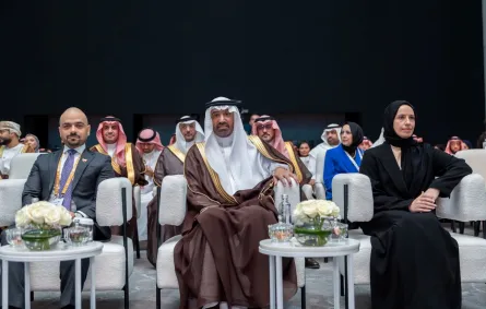 المهندس أحمد الراجحي وزير الموارد البشرية والتنمية الاجتماعية متوسطا بثينة النعيمي وزيرة التنمية الاجتماعية والأسرة في قطر وأسمة العلوي وزير التنمية الاجتماعية في مملكة البحرين 