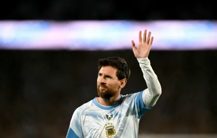 ليونيل ميسي في ملعب ماس مونومنتال في بوينس آيرس (Lionel Messi at the Mas Monumental stadium in Buenos Aires) -مصدر الصورة: Luis ROBAYO / AFP
