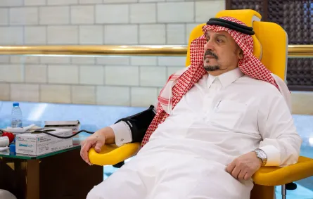أمير منطقة الرياض يشارك في الحملة الوطنية السنوية للتبرع بالدم 2026 - مصدر الصورة: حساب إمارة منطقة الرياض على منصة إكس