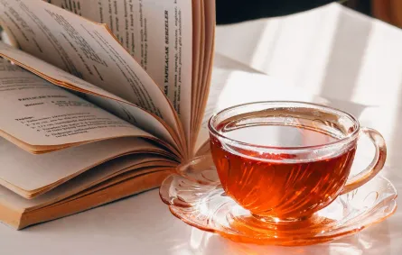  الشاي رفيق الصباح المنعش وبجانبه كتاب مفتوح
