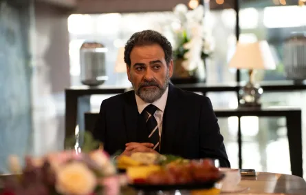 طلال الجردي في كواليس حب أسود-  الصورة من المركز الاعلامي لـ MBC شاهد