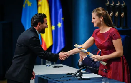 الأميرة ليونور تمنح ليونيل ميسي جائزة أميرة أستورياس (Princess Leonor awards Lionel Messi Princess of Asturias Award). مصدر الصورة: ANDER GILLENEA / AFP