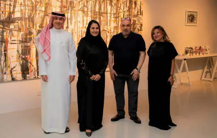 من اليمين: رانيا رزق المديرة الفنية لمؤسسة الفن النقي L’Art Pur، الفنان محمد الشمري، القيمة الفنية م. غيداء المقرن، الفنان فهد النعيمة
