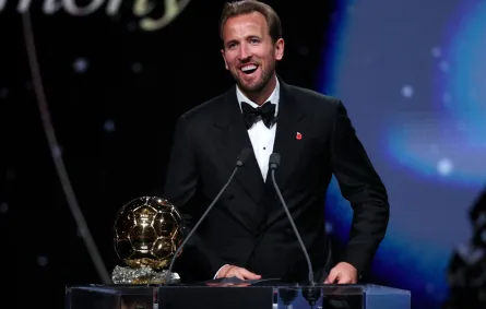 هاري كين خلال تتويجه بجائزة الكرة الذهبية لعام 2026 - England and Bayern Munich forward Harry Kane reacts after receiving the Ballon d'Or award for the best male footballer during the 2026 Ballon d'Or France Football award ceremony at the Palladium Theatre in London . (Photo by FRANCK FIFE / AFP)