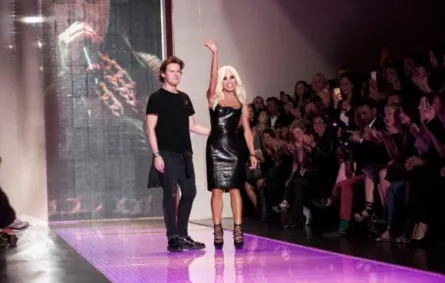 Donatella Versace تحتفل مع معجبيها على الإنترنت