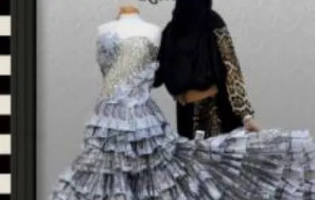 سعوديّة تصمّم فستاناً من النقود احتفالاً باليوم الوطني