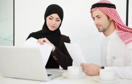 كيف تنظرين إلى زميلات زوجك في العمل؟