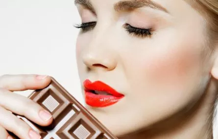 الشوكولاتة الدَّاكنة لبشرة أكثر شباباً