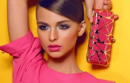 خطوات سارة حسن لتطبيق مكياج النيون على البشرة السمراء