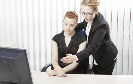 موظفات سعوديات: مديراتنا يُعاملننا كطالبات المدارس