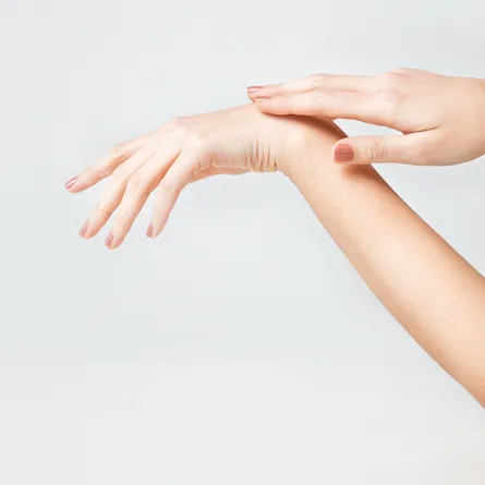 للبنات.. 3 وصفات طبيعية لتبييض الركبتين والكوعين