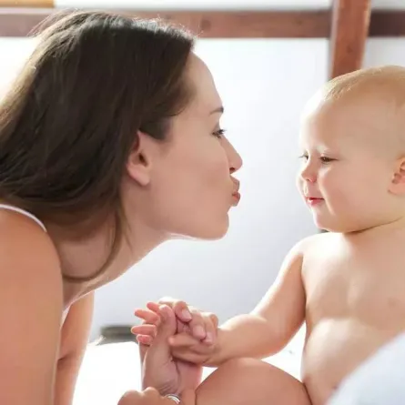 مساوئ القبلة على فم المولود