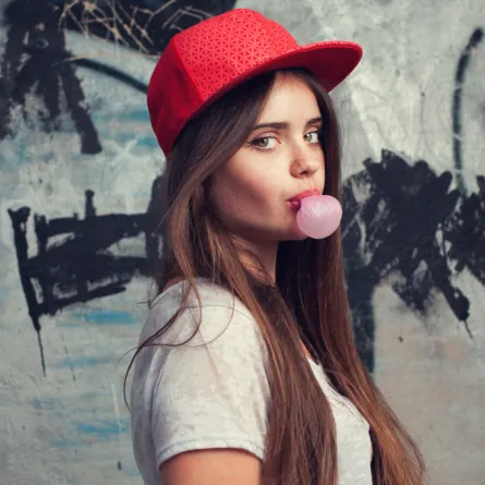 فوائد صحيِّة تغريكِ بمضغ العلكة "اللبان"