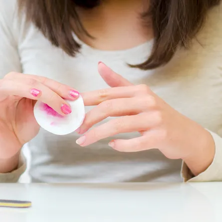 بالفيديو: أسرع طريقة لازالة المناكير البراق