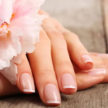 خطوات «قناع الذهب» للحصول على أظافر قويَّة