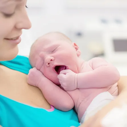 لماذا يجب أن تضعي المولود على صدرك بمجرد ولادته؟