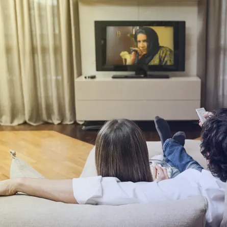 ما الذي يفضله أبناء العصر: قراءة كتاب أم مشاهدة فيلم؟