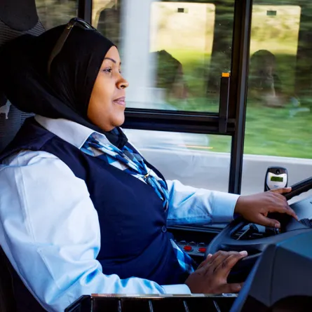 عائشة أول سائقة حافلة مسلمة بالنرويج تشغل الرأي العام