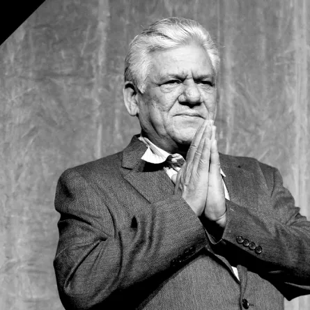 بالصور: نجوم بوليوود يودّعون أوم بوري في مأتم مهيب