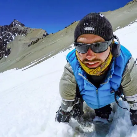 رغم الإعاقة تسلق أعلى قمم العالم.. كيف؟