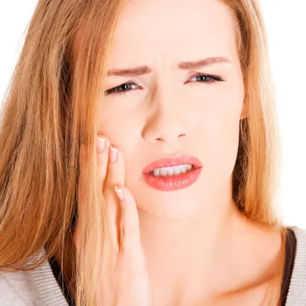 تقرحات الفم: الأسباب المسؤولة وطرق التعامل معها