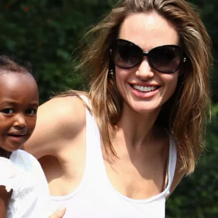 الوالدة البيولوجية لابنة أنجلينا جولي تطالب بالتواصل مع طفلتها