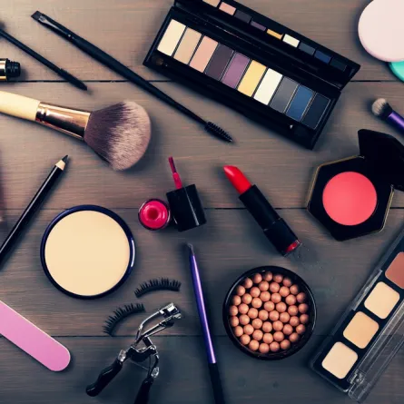 خطوات تطبيق الكحل الأبيض الجديد على غرار النجمات