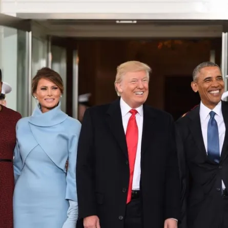 بالفيديو: رسمياً..ميلانيا ترامب سيدة أمريكا الأولى وميشيل أوباما محرجة