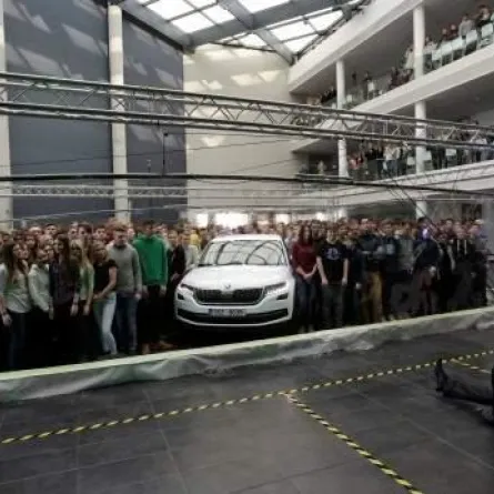 فنان تشيكي يدخل 275 طالباً وسيارة في فقّاعة صابون