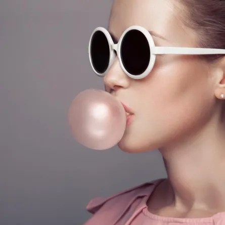 الـ"اتيكيت": لا لمضغ اللبان في الأماكن العامّة