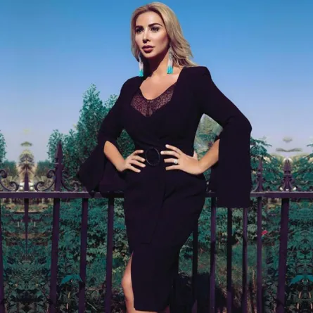 "جويل مردينيان" بفساتين السهرة الراقية