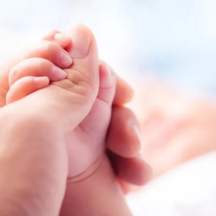 المهارات الحركية والذهنية لمولودك خلال شهره الأول