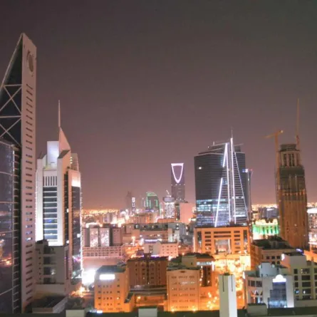 "الجوازات" للمقيمين: البصمة أو "إيقاف الخدمات"