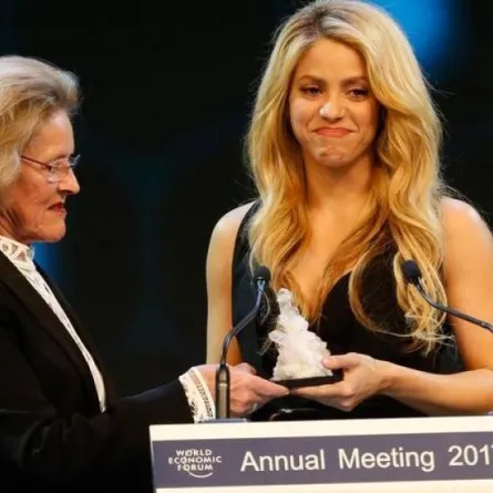 شاكيرا تكرم بجائزة عن أعمالها الإنسانية في مؤتمر دافوس