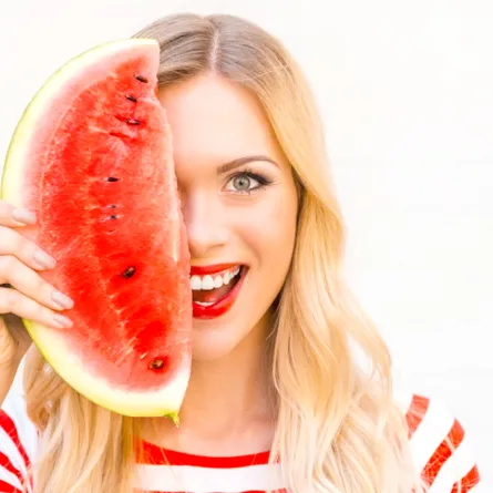 ماذا تعني الملصقات الصغيرة على الفواكه؟