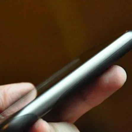 شاب يضرب أمه لإسقاطها جواله في الماء