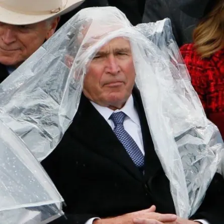 جورج بوش الإبن في لقطات "درامية" ساخرة بسبب "كيس بلاستيكي"