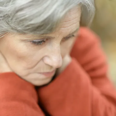 بالفيديو.. دعواتها تهز الجبال ولم تهز قلوب أبنائها!