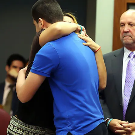 بالصّور والفيديو.. قصّة الأم التي احتضنت في المحكمة قاتل ابنتها وقبّلته!