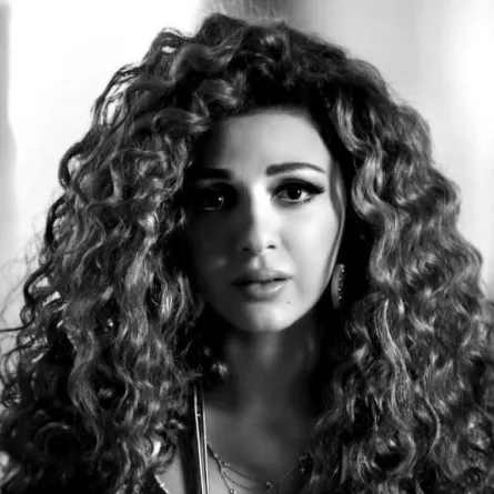 ميريام فارس تمنع التصوير في عزاء والدها